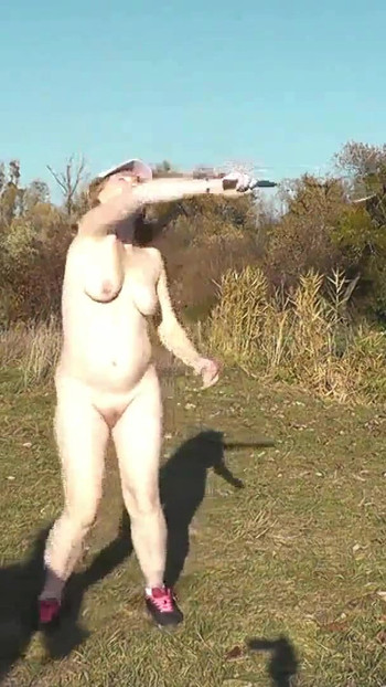 Jesenski sport. Slatka seksi MILF Platinum skida se gola i uči igrati se badbintona s ljubavnikom. Gola u javnosti. Vani. Vani | Isječak 1