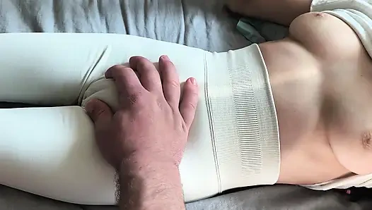 In sexy leggings gekleidet lasse ich meinen stiefbrust der kontur meiner jungfräulichen muschi folgen