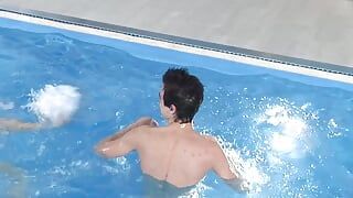 Neuken aan het zwembad met hete jongens die staan te popelen naar een lul