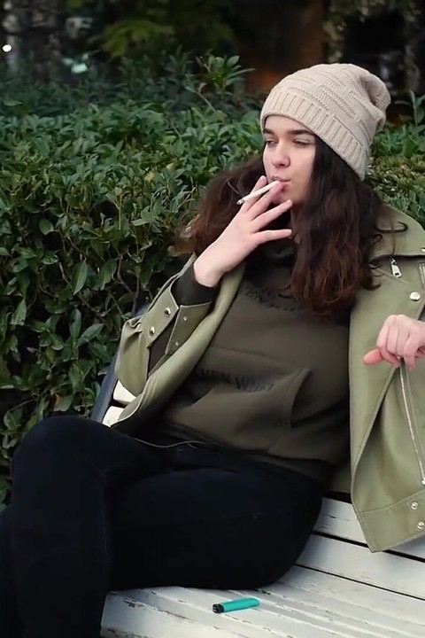 Mlada brineta kreće u laganu šetnju s potpuno bijelom cigaretom kalibra 120 mm
