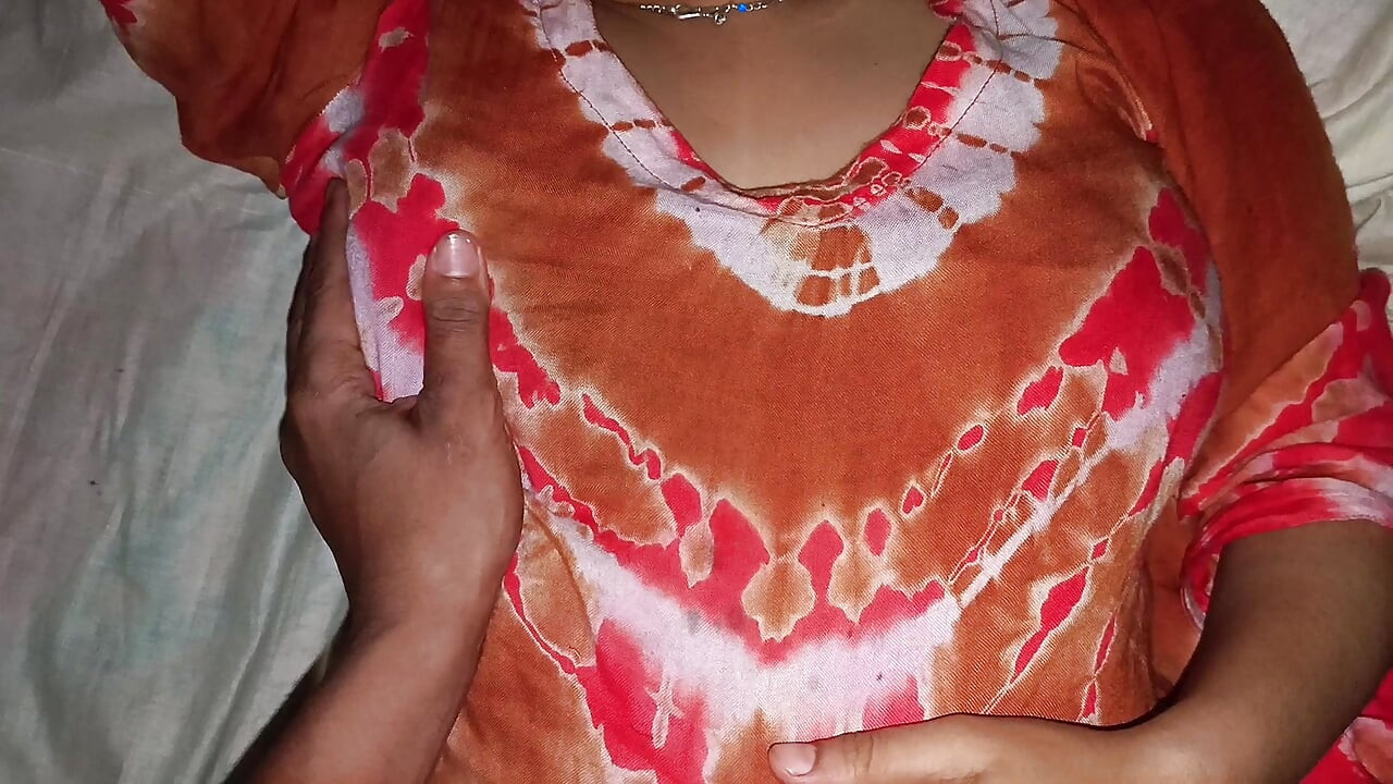 Intialainen desi kaunis täti, tuskin nai isoveljensä kanssa pian, nauttii hetkistä osa 1.