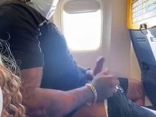 Un Irlandais se branle dans un avion