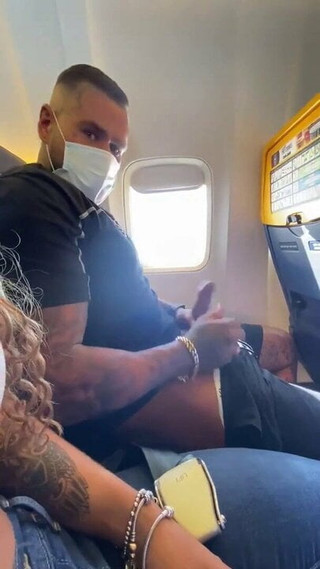 Chico irlandés masturbándose en un avión