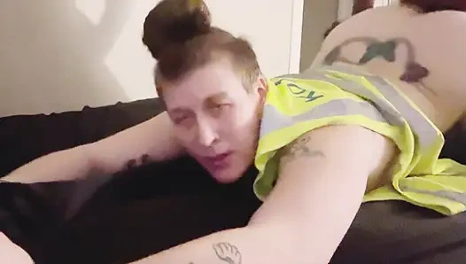 Adam lezbiyen ilk kez yarak denemeye karar verdi ve iş arkadaşını sikiyor