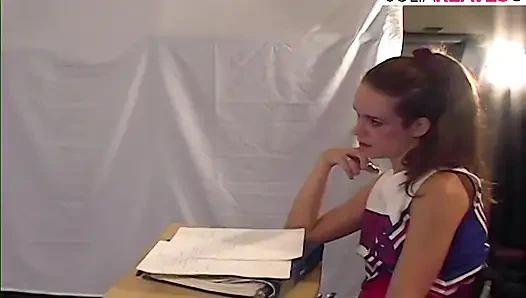 Gadis seksi membelai klitorisnya lalu mengobel memeknya