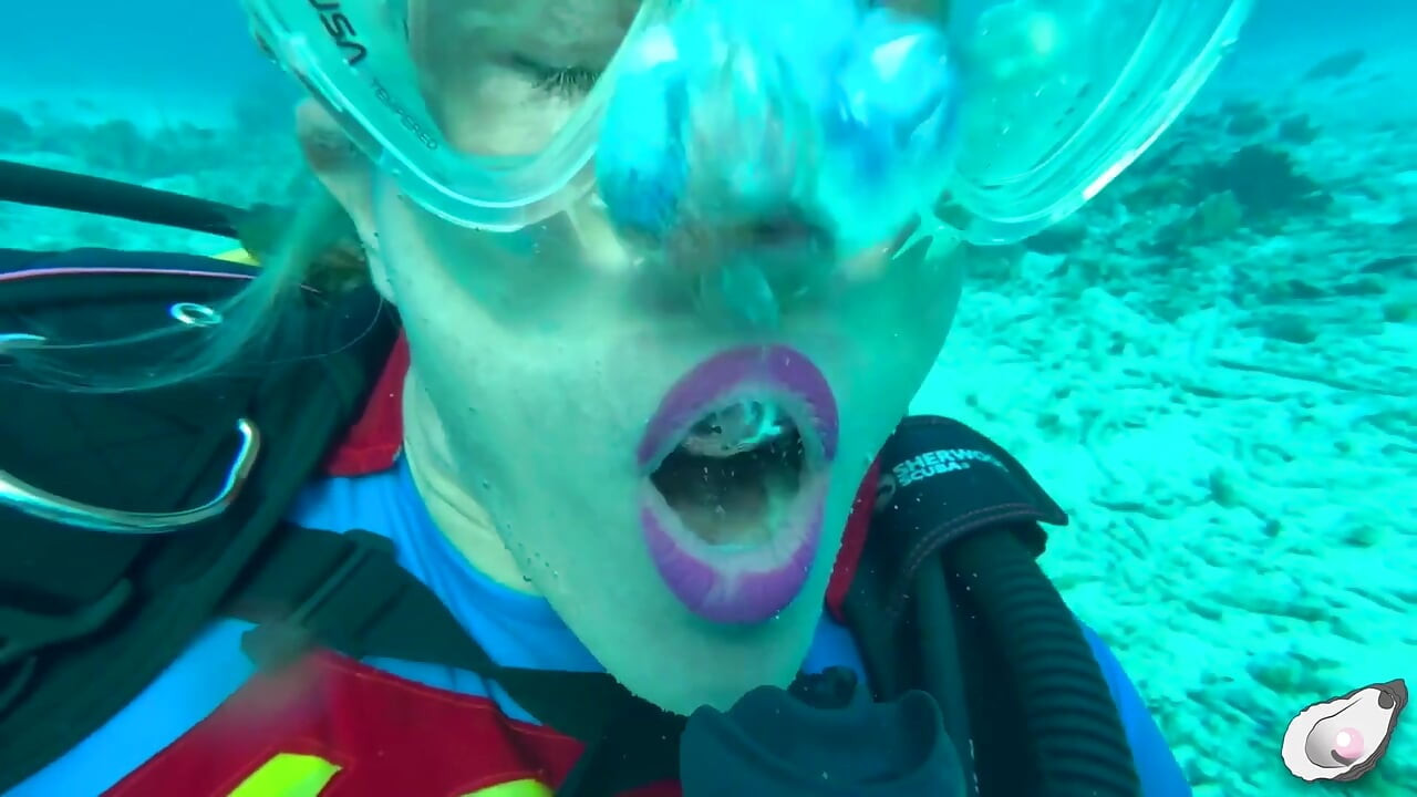 Super-fata se întâlnește cu cea mai excitată caracatiță din Bonaire