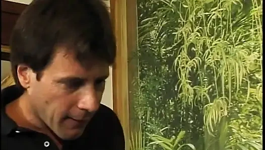 Schau zu, wie sich weißer typ über das schwangere schwarze küken bückt und sie fickt