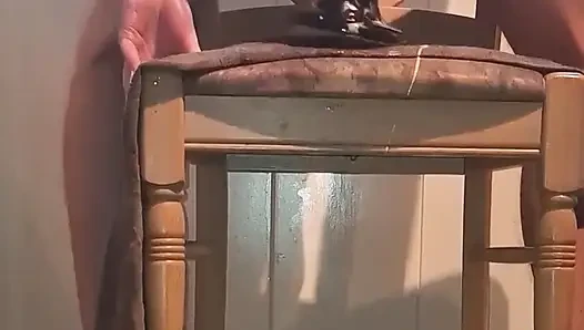Twink büyük siyah dildoya biniyor