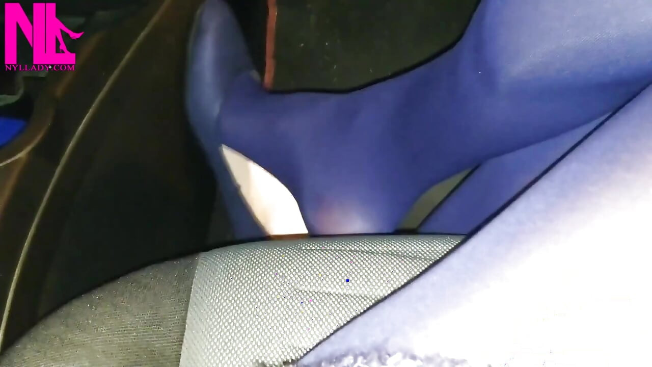 Penduradas em meia-calça azul e apartamentos azuis em um posto de gasolina