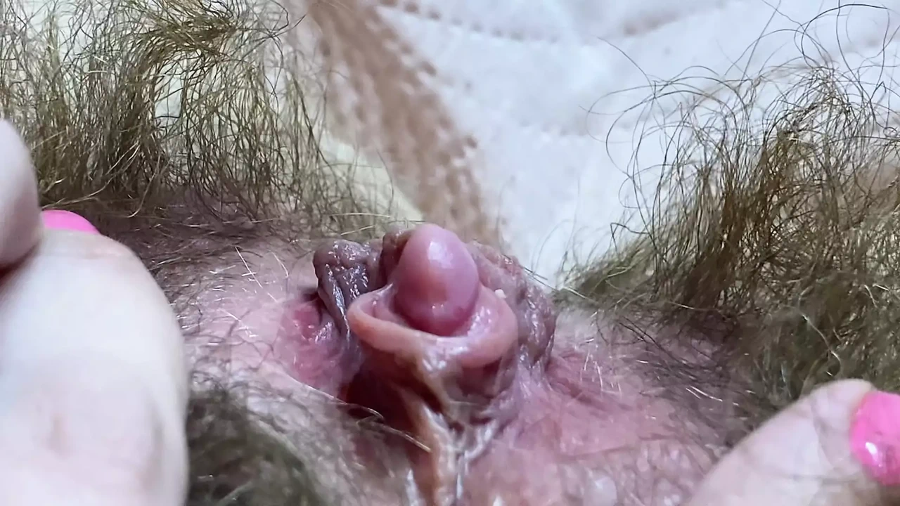 极端特写怪异的巨大阴蒂高潮 Pov 毛茸茸的阴户