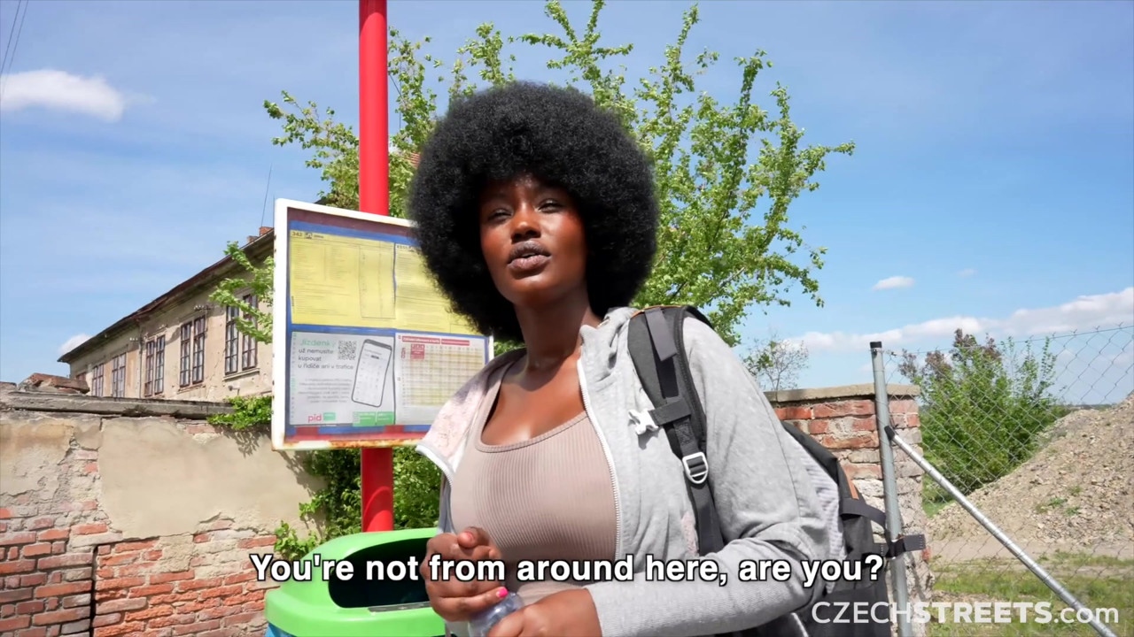 チェコの通り152:かわいい巨乳の黒人の女の子と急いで