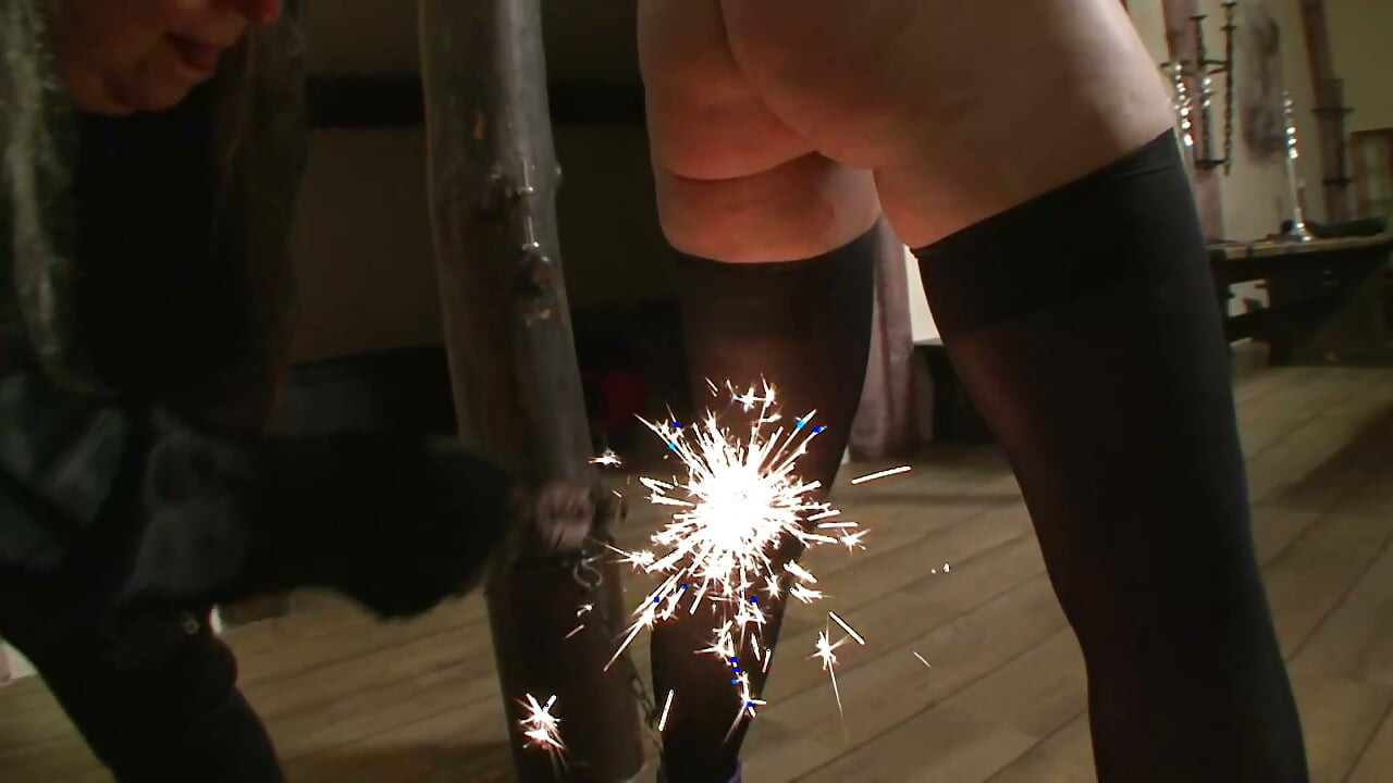 Lenket slave torturert med ildlek, gnister og brutalitet