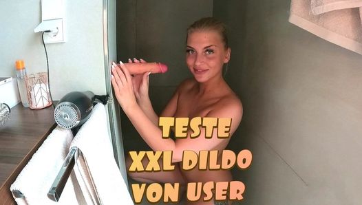 Mit Dildo in der Dusche penetriert und beim Orgasmus angepisst