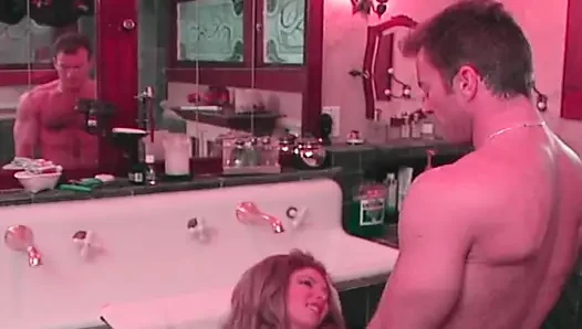 Brunette menggoda di kamar mandi: kesenangan oral yang penuh gairah