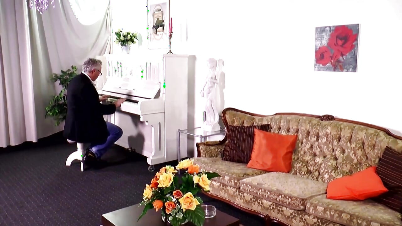 Uma aula de piano com uma surpresa quente!