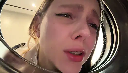 STELLEN SIE SICH VOR, ICH SITZE IN DER WASCHMASCHINE FEST! Ich habe meine stiefschwester in der waschmaschine gefickt