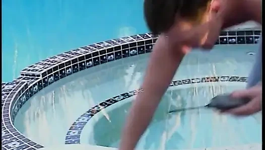 Подтянутая качок обожает вылизать тугую пизду красивой крошки у бассейна