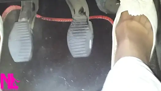 Накачка педали и вождение по шоссе в мягких изношенных квартир и нейлоновых носках