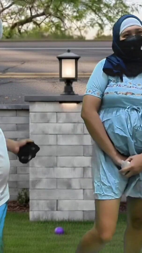 Istri muslim berhijab yang tukang selingkuh pamer memek di depan umum dan nyepong kontol orang asing demi uang viral di jakarta | Clip 1