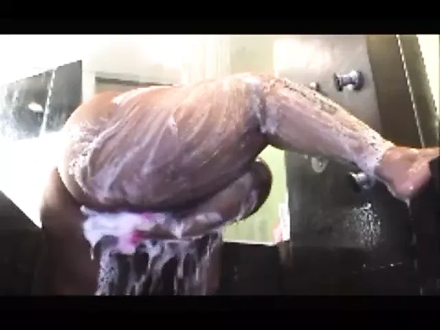 Big ass BBW spreading her pussy for wash day