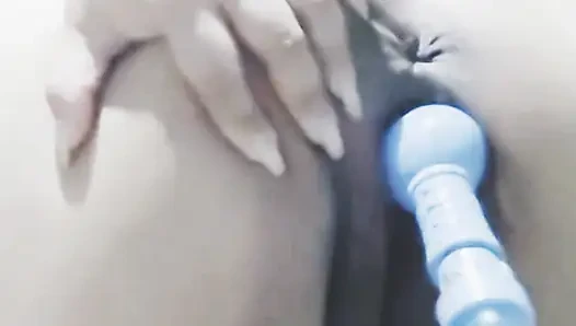 Çekici kadın, arzusunu yatıştırana kadar bulduğu her şeyi alır