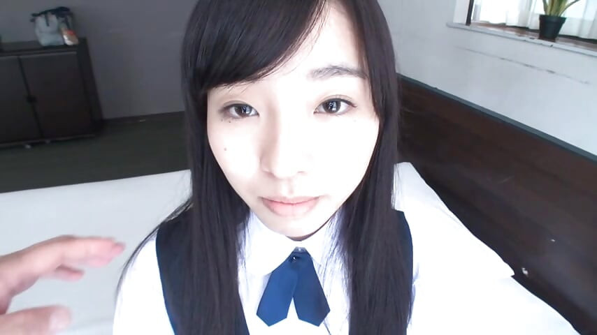 Pria dewasa ketemu sama cewek cantik berseragam.