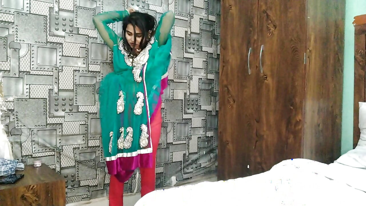 Indian gaane par couple ki romantic sec bed par Sola kar