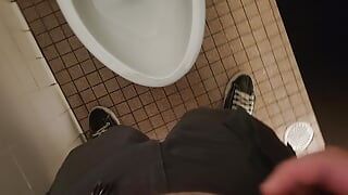 Branlette dans les toilettes entre les cours