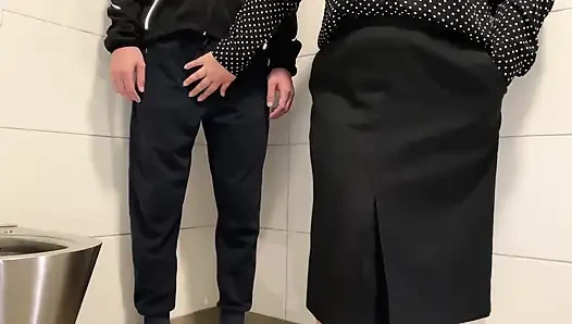 Tante semok ini bikin aku crot di toilet umum
