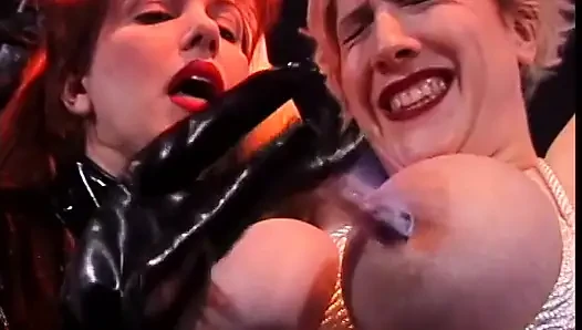 Titty tweezing dan pantatnya dientot sama pelacur