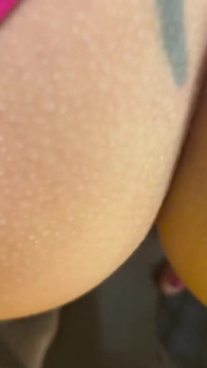 Skoro su me uhvatili u svlačionici trgovine dok se | Isječak 1