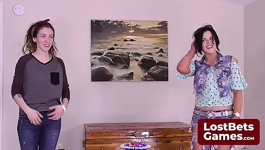 Striptiz sahnesi heyecan verici bir aksiyon için hazır