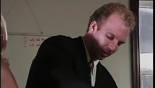 Coed fickt ihren professor, um noten zu verbessern