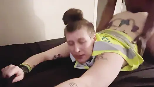 Lesbian pejantan memutuskan untuk mencoba kontol untuk pertama kalinya dan meniduri rekan kerjanya