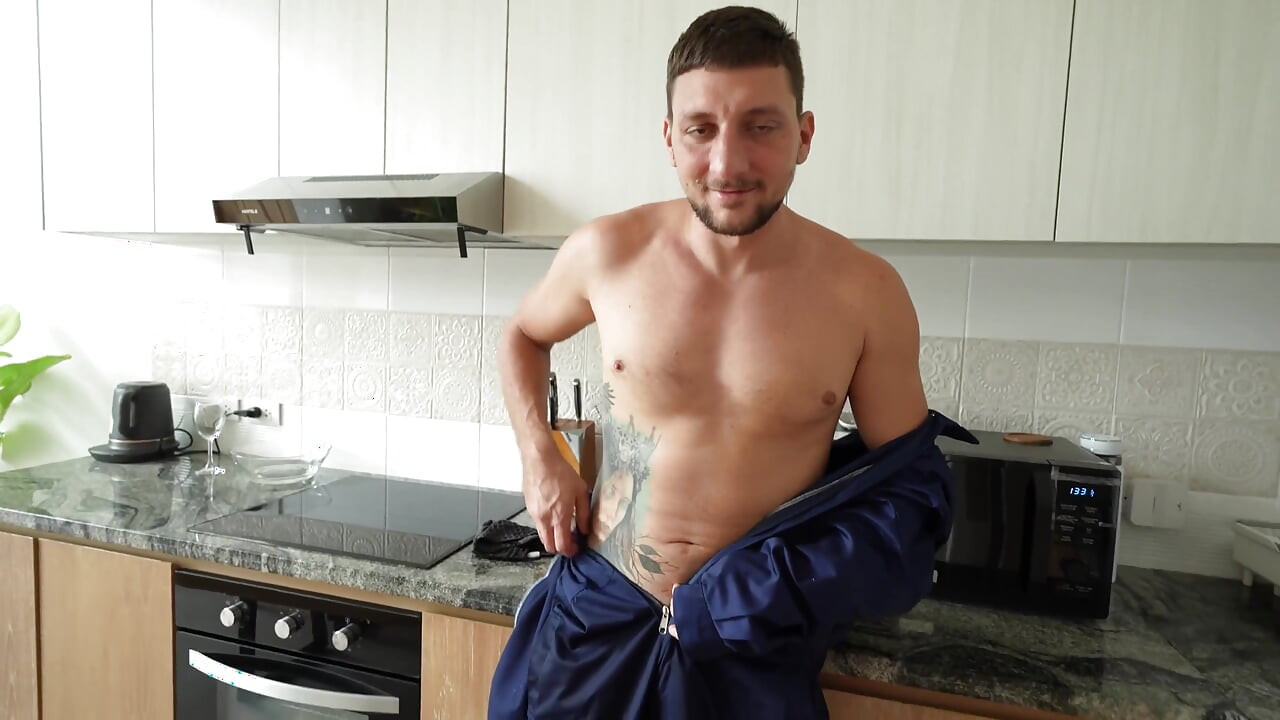 Zoufalá nadržená dívka svádí instalatéra svým lesklým naolejovým tělem
