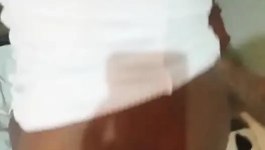 Tesisatçı karımı yedi, o da onun penisini emmek istedi ve sonunda ona vajina verdi, o da BBC'siyle onu siktirdi