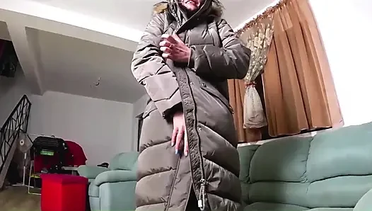Блестящий мех с района, пуховая рубашка. Глубокая глотка, игра со слюной, скачка и сперма течет на мое пальто