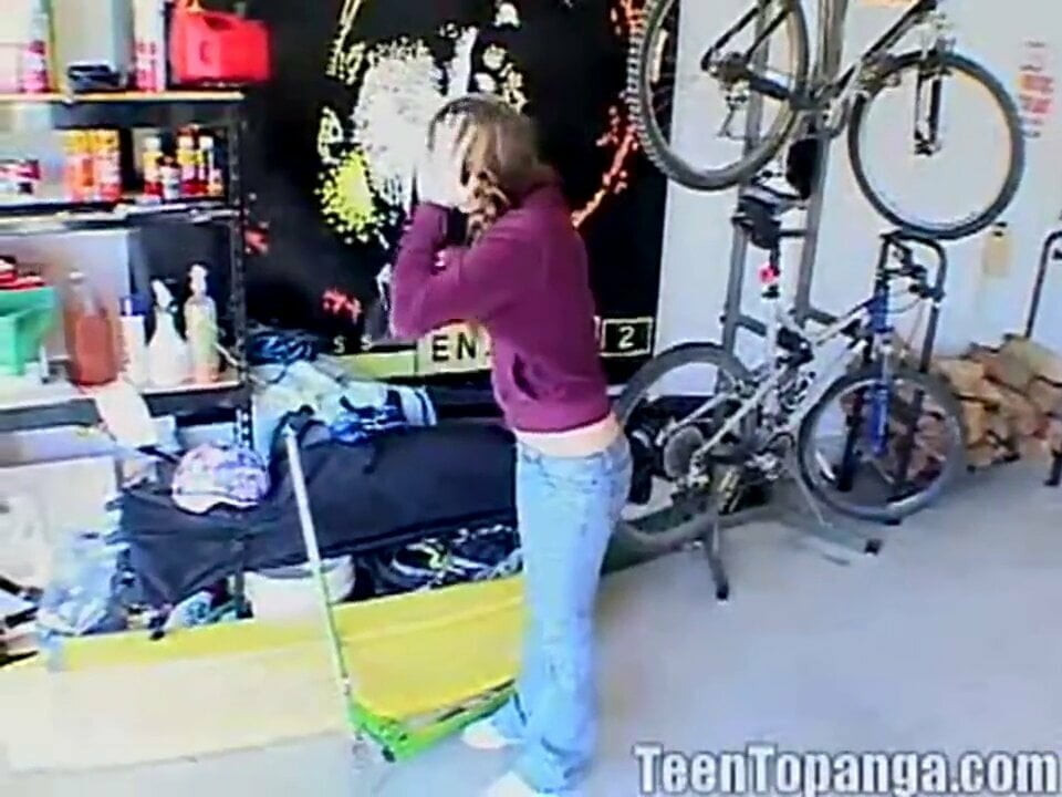 Freches Teen masturbiert solo in der Garage