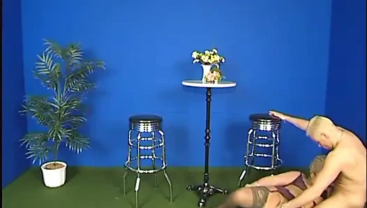 Зрелая сучка получает два члена, один за одним