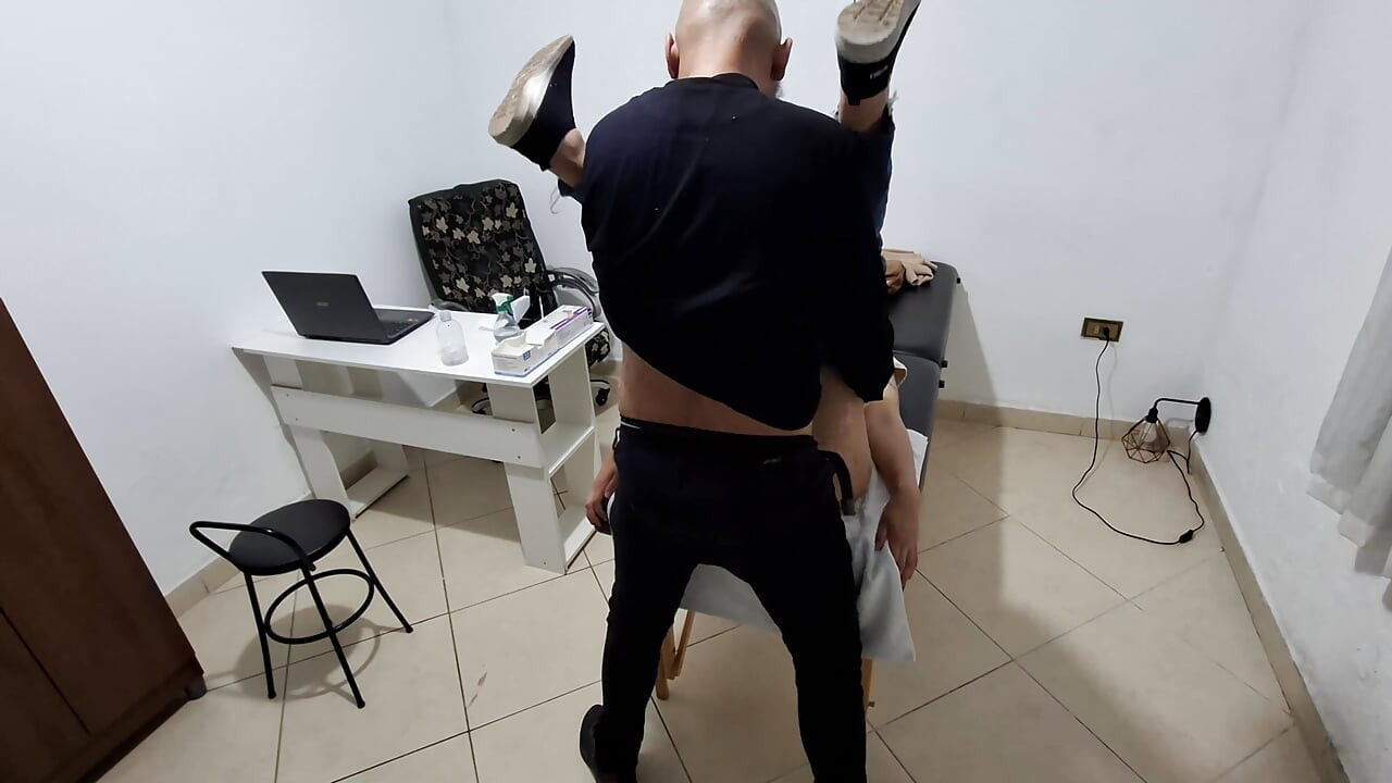El doctor golpeó el culo del paciente y dejó el semen goteando.