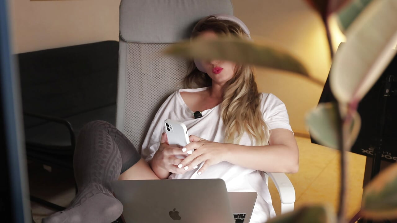 Wife desperately masturbates for her subscriber while her husband is not home