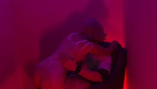 Striptease in Netzkleidung mit leidenschaftlichem Sex als Geschenk