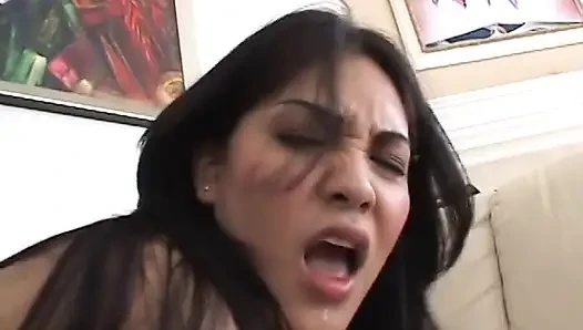 Latina mit haariger fotze geht in hardcore-dreier-action