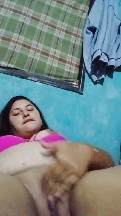 Gordinha latina com peitões mastiga sua rica buceta molhada