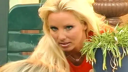 Memek cewek hot rambut pirang ini dientot habis-habisan sampai orgasme bergetar