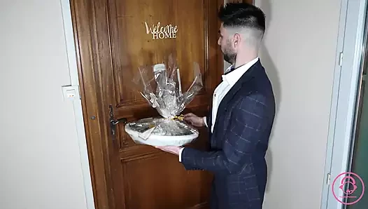 Fransız orta yaşlı seksi kadın soyunuyor, emiyor ve teslimat yarağına biniyor