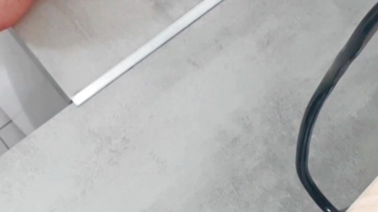 نادي سيسي ، تلك العاهرة ، تضاجعني في المطبخ