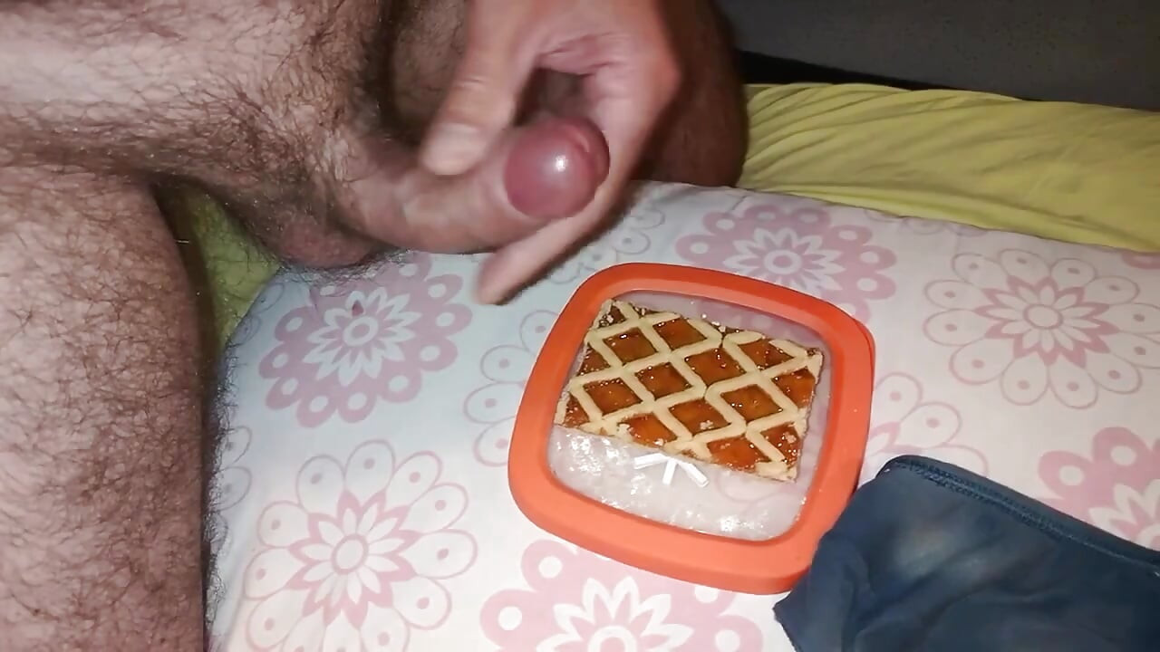 Cums tortun päällä syötäväksi aamiaiseksi