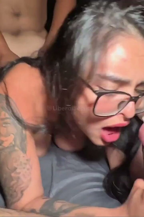 Trío de casting con azafata con grandes tetas