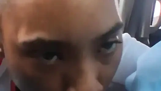 Миниатюрная чернокожая давится большим белым членом